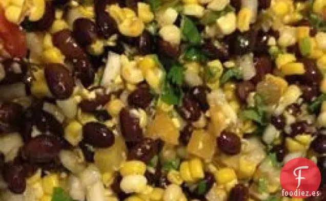 Guarnición de salsa picante de frijoles y maíz
