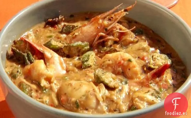 Gumbo de mariscos y andouille con camarones, vieiras, almejas y ostras con okra crujiente