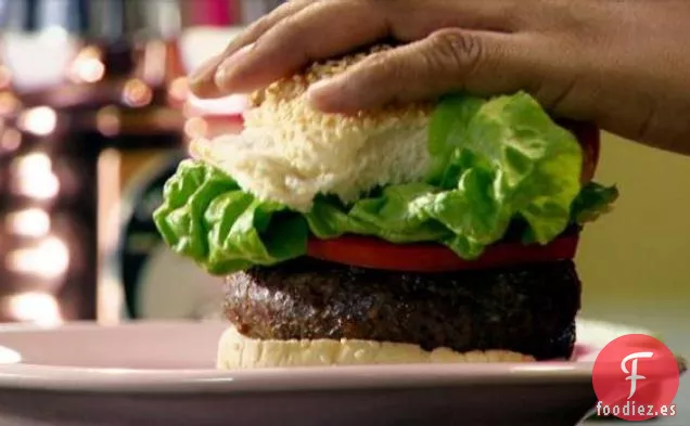 Hamburguesa rellena de tocino, cebolla y queso