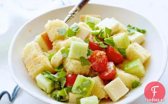 Ensalada de panzanella de pan de maíz