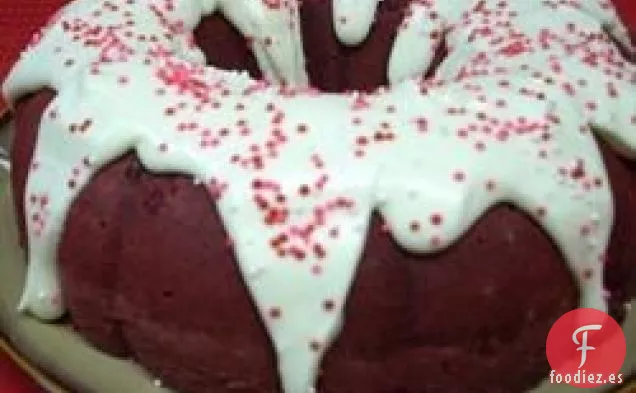 Bundt de terciopelo rojo con glaseado de queso crema