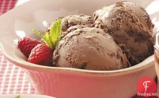 Helado con trozos de brownie