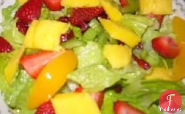 La ensalada realmente buena con trozos de fruta