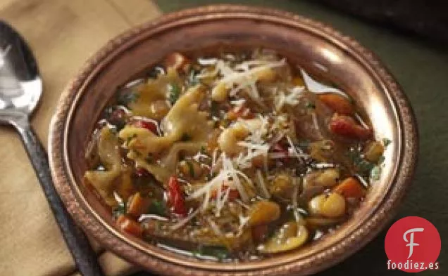 Sopa de pasta y frijoles blancos con tomates secos