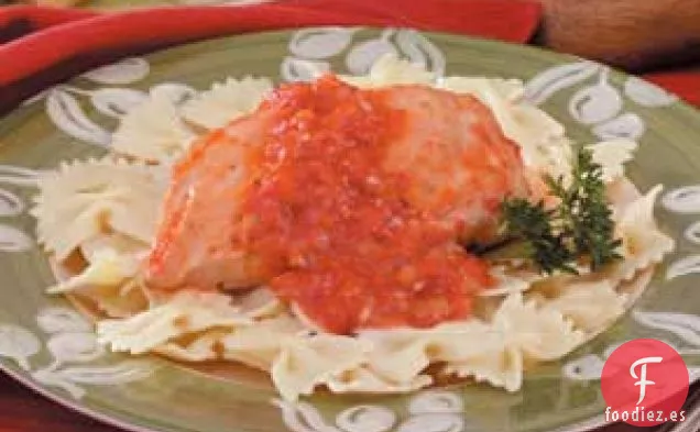 Pollo con salsa de pimiento rojo asado
