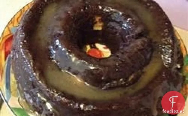 Pastel de chocolate irlandés con forma de coche bomba