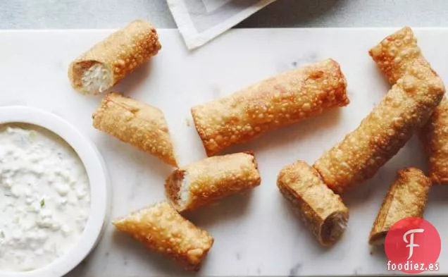 Rollitos de primavera de camarones con salsa de pepino y yogur