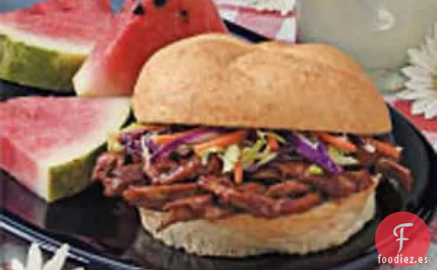 Sándwiches de cerdo y ensalada de col