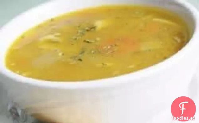 Sopa de pollo con verduras y pasta