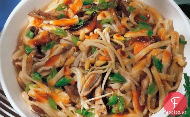Fideos de Champiñones Mezclados Estofados Chinos