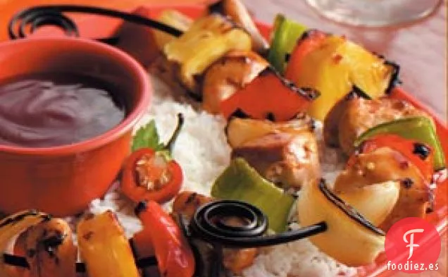 Brochetas de pollo tropicales