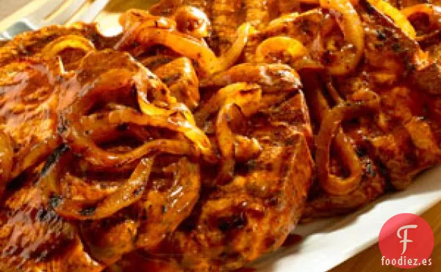 Chuletas de cerdo a la parrilla y cebollas