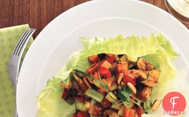Pollo Picado En Tazas De Lechuga