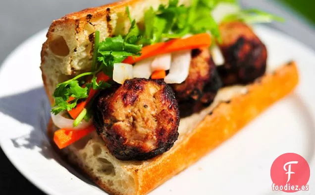 Asar a la parrilla: Albóndigas vietnamitas Banh Mi