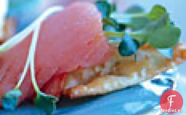 Triángulos de Wantón de Sésamo con Salmón Ahumado y Wasabi