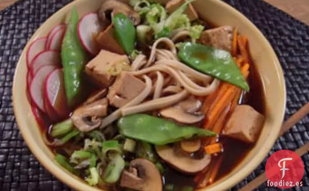 Fideos Asiáticos en Caldo con Verduras y Tofu