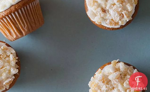 Pastel De Especias De Canela Con Glaseado De Queso Crema Y Jengibre Confitado
