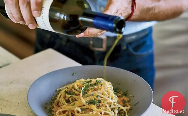 Espaguetis con Bottarga y Migas de Pan de Almendras