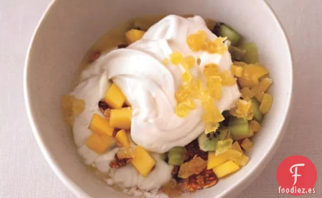 Yogur Con Granola, Frutas Tropicales Y Jengibre Cristalizado