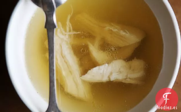 Sopa limpiadora de jengibre y pollo