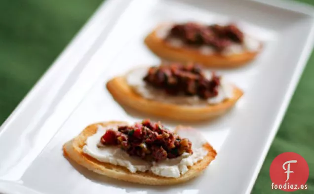 Bruschetta Con Queso De Cabra Y Tapenade De Oliva