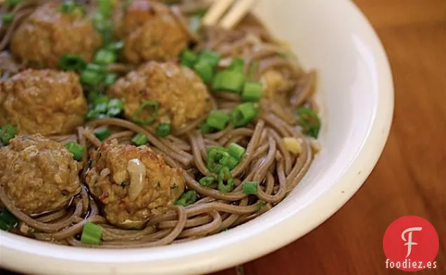 Fideos Soba Con Albóndigas De Pollo Con Jengibre Y Cebolletas