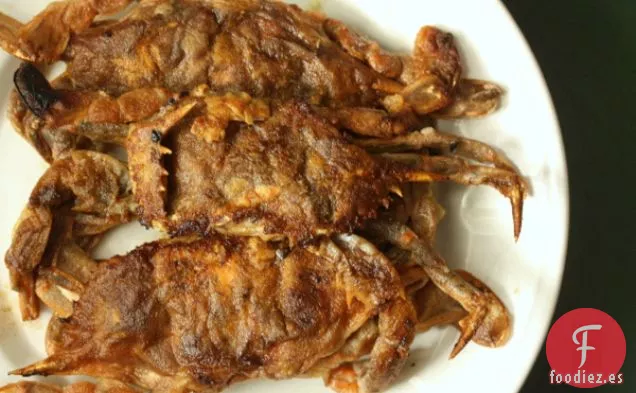 Cangrejos De Cáscara Blanda Con Linguine De Tinta De Calamar Y Pesto De Cilantro y jengibre