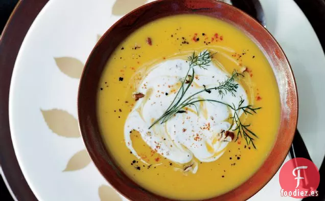 Sopa de Calabaza con Jengibre y Crema de Nueces Picantes
