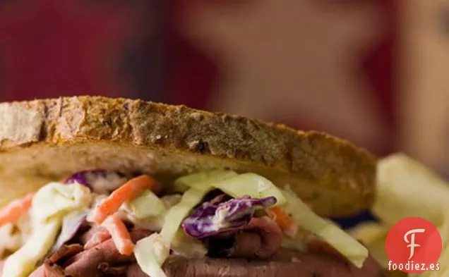 Sándwiches De Ensalada De Col De Rábano Picante Y Carne Asada