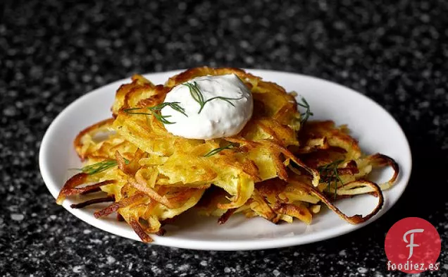 Latkes De chirivía De patata Con Rábano Picante Y Eneldo