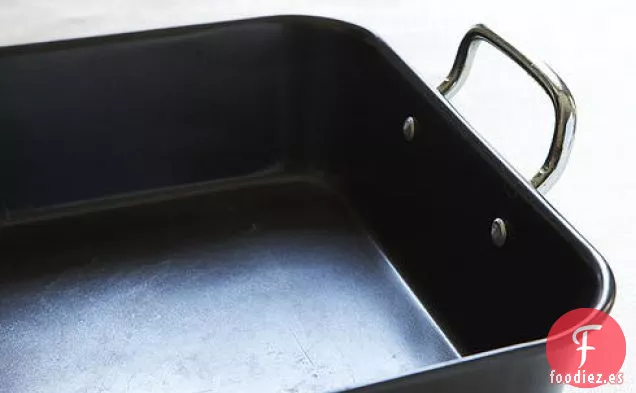 Carne Asada con Pimienta, Salsa, Budín de Yorkshire y Salsa de Rábano Picante