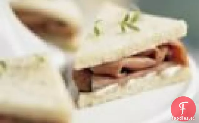 Sándwiches De Té De Carne Asada Y Mayonesa De Rábano Picante