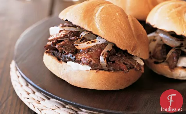 Sándwiches de Costilla Corta con Mayonesa de Rábano Picante