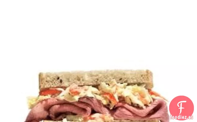 Sándwich De Carne Asada Y Repollo De Rábano Picante