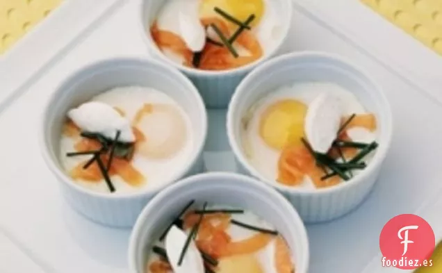 Huevos En Cocotte Con Salmón Ahumado Y Crema De Rábano Picante