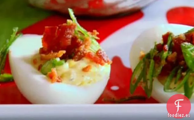 Huevos Rellenos de Rábano Picante Navideño