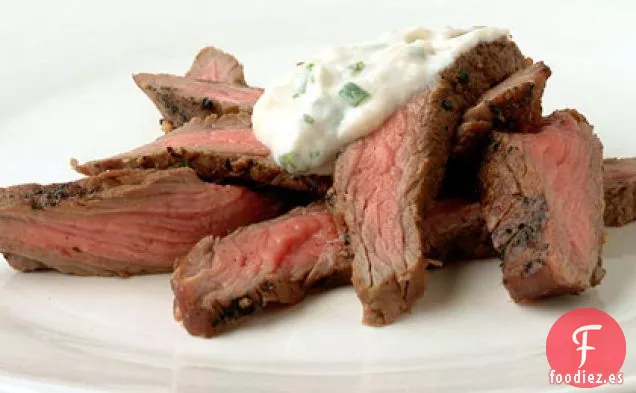Bistec a la Pimienta con Crema de Rábano Picante y Cebollino