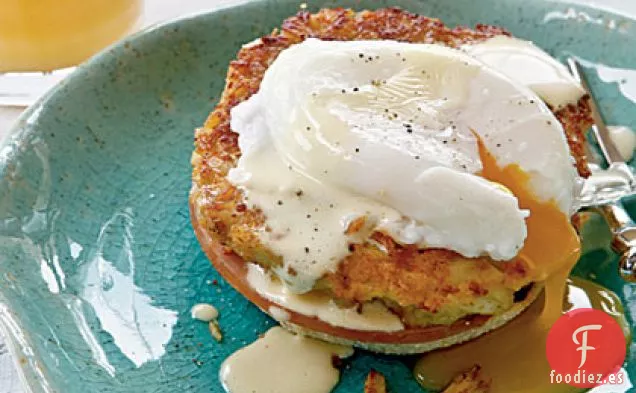 Pastel de Cangrejo de Rábano Picante Benedict con Salsa Holandesa Simple