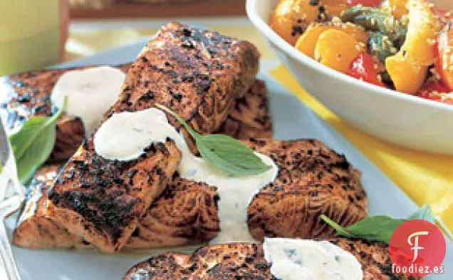 Filetes De Salmón A La Parrilla Con Salsa Cremosa De Rábano Picante