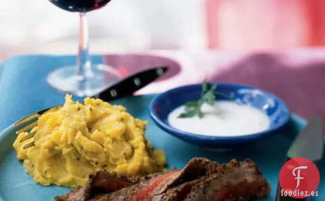 Filete de Costado Marinado con Raita de Rábano Picante