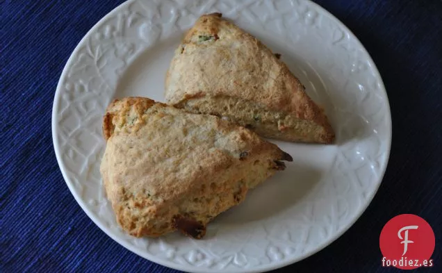 Galletas De Crema Agria Con Rábano Picante, Cebollino Y Tocino