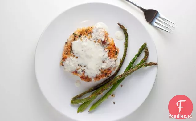 Pasteles De Salmón Con Costra De Pimienta Y Salsa De Rábano Picante