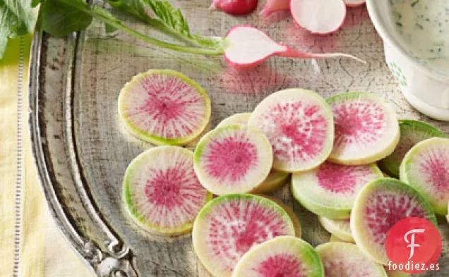 Rábanos En Rodajas Con Salsa De Rábano Picante y suero de mantequilla