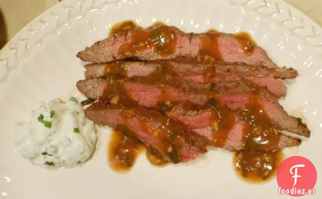 Filete De Falda A La Parrilla Con Salsa De Rábano Picante