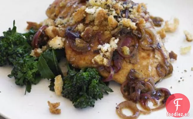 Pechuga De Pollo Estofada Con Jerez Y Migas De Rábano Picante