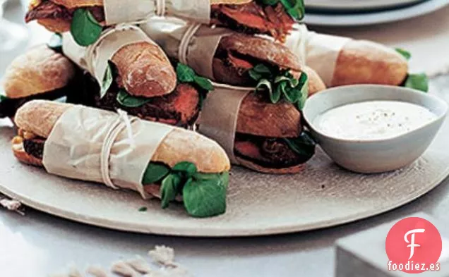 Sándwiches De Carne De Res Y Cebolla Caramelizada Con Rábano Picante