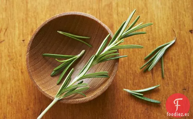 Jugosos Pinchos de Carne con Salsa de Rábano Picante