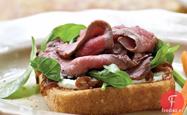 Sándwiches de Carne de Res de Cara Abierta con Verduras y Crema de Rábano Picante