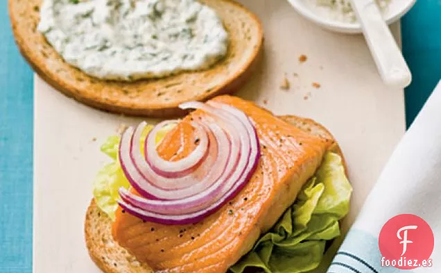 Sándwiches Crujientes de Salmón con Mayonesa de Rábano Picante y Eneldo