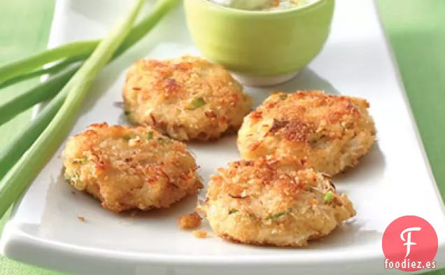 Pasteles De Cangrejo Asiático Con Crema Agria De Sésamo